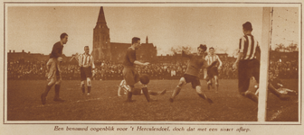 873308 Afbeelding van een spelmoment uit de voetbalwedstrijd van Hercules (Utrecht) tegen Haarlem op het sporterrein ...